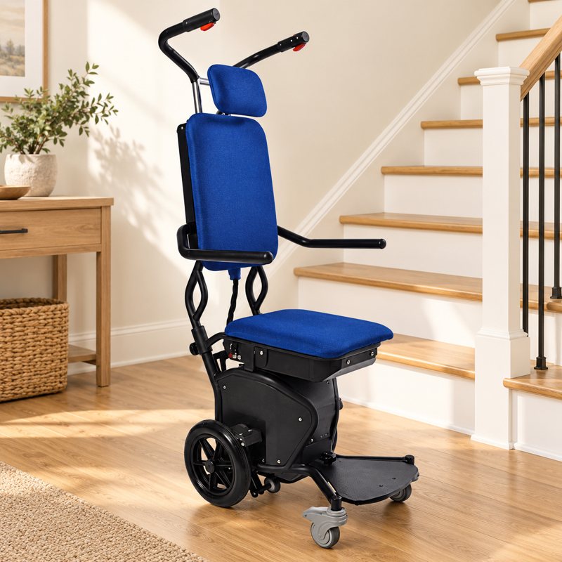 Saliscale elettrico con seduta blu vicino a una scala